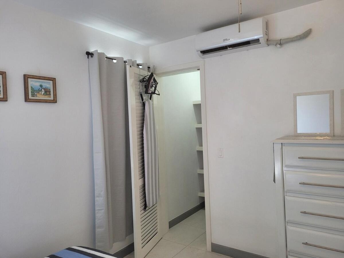 Modern Waterfront Apartman Road Town Kültér fotó