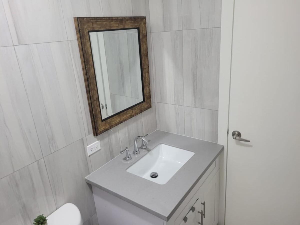 Modern Waterfront Apartman Road Town Kültér fotó