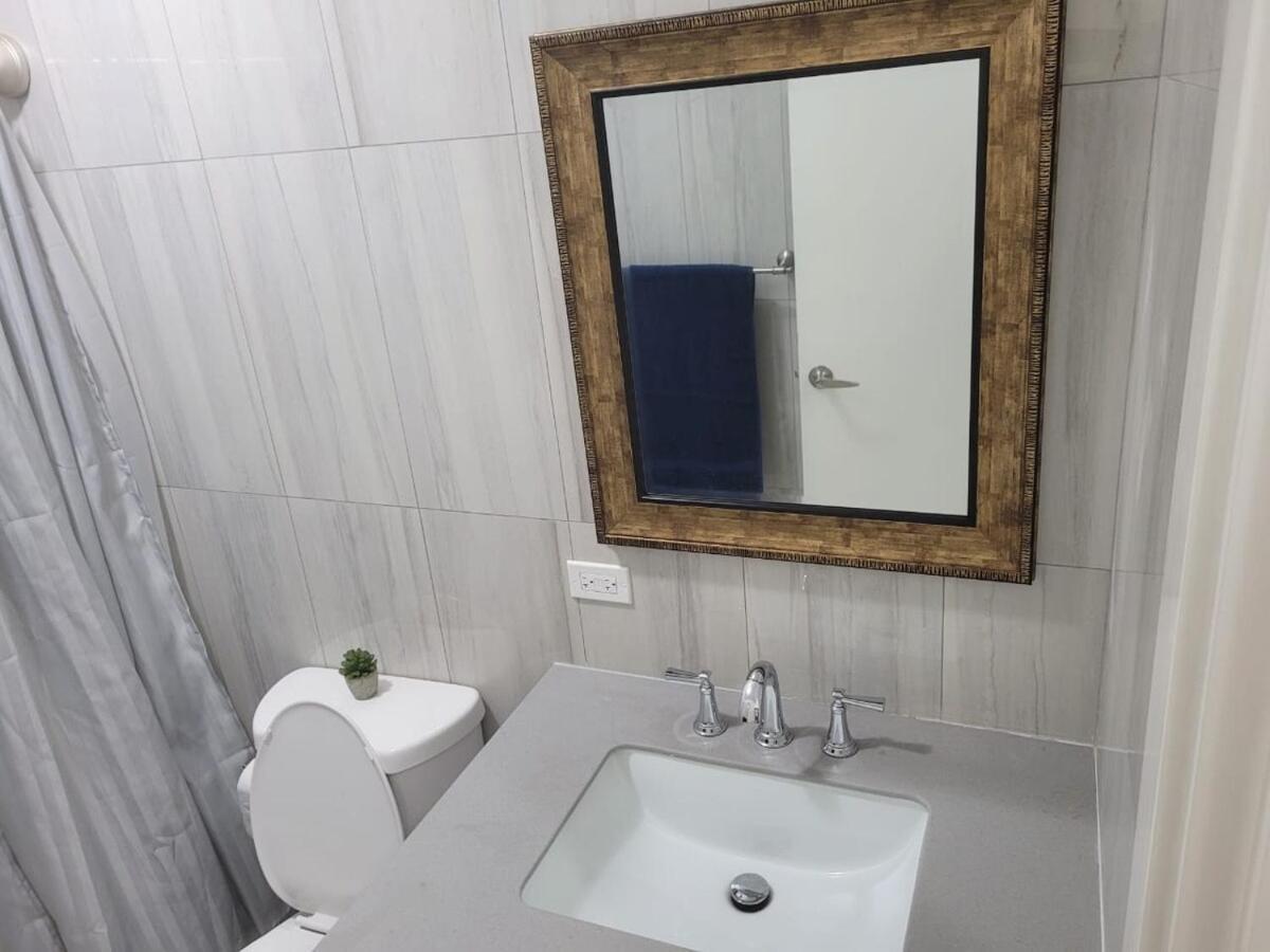 Modern Waterfront Apartman Road Town Kültér fotó