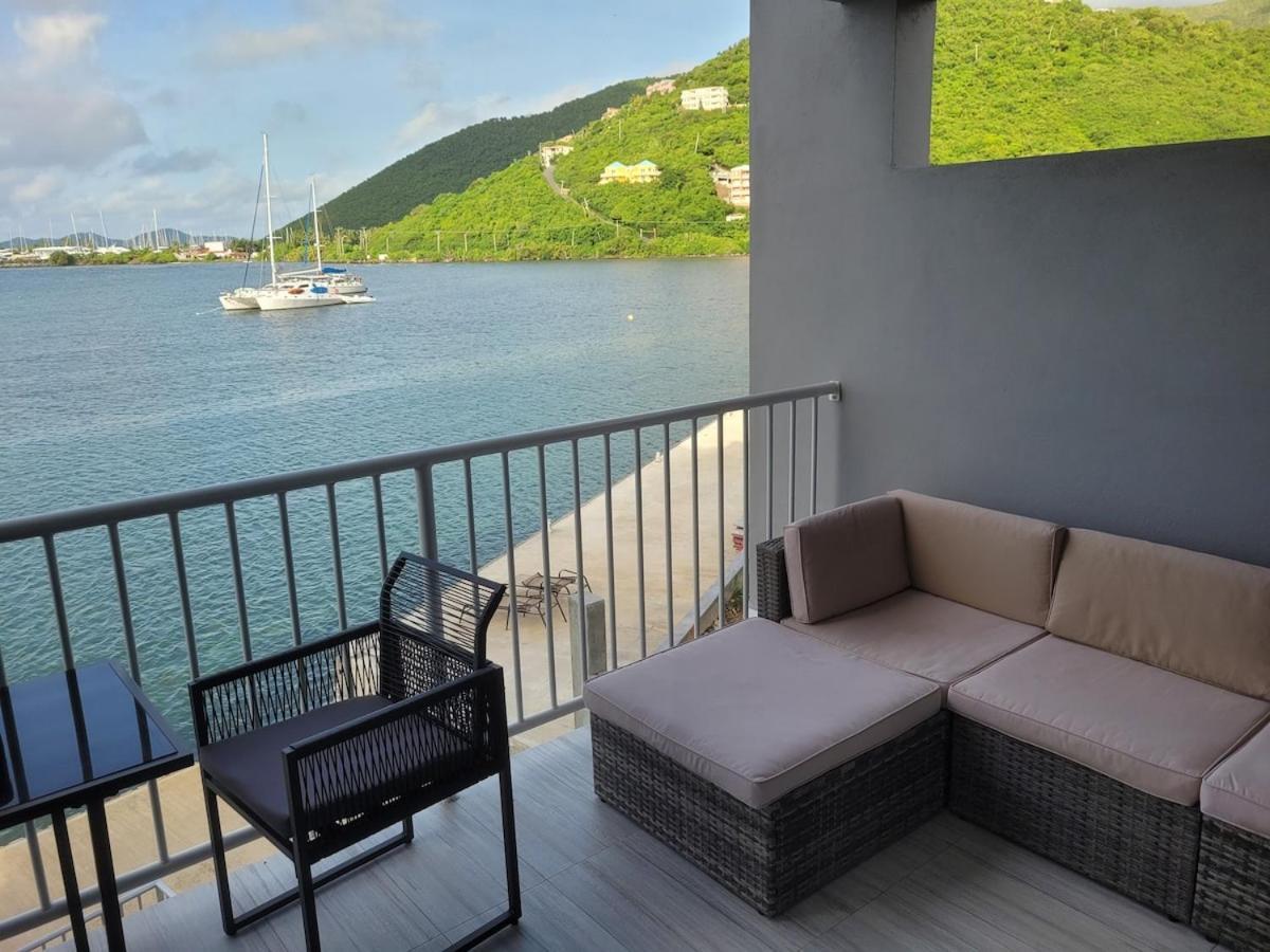 Modern Waterfront Apartman Road Town Kültér fotó