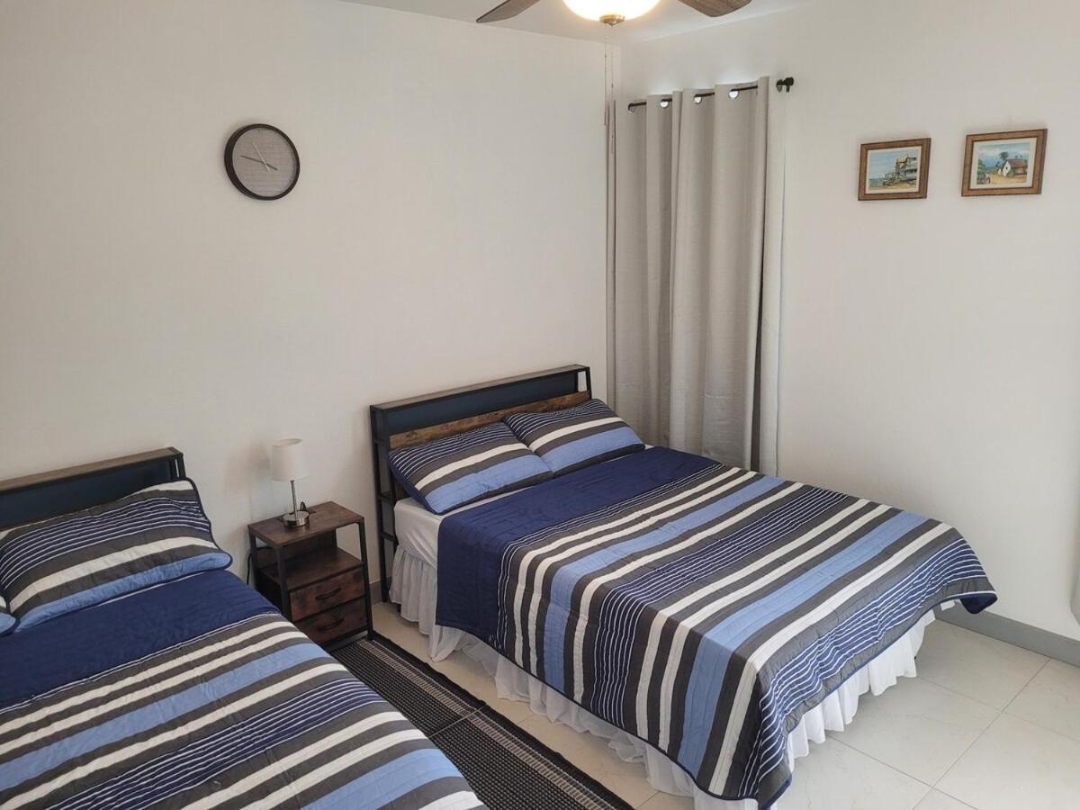 Modern Waterfront Apartman Road Town Kültér fotó